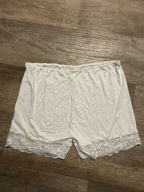 Lace trim shapewear style shorts